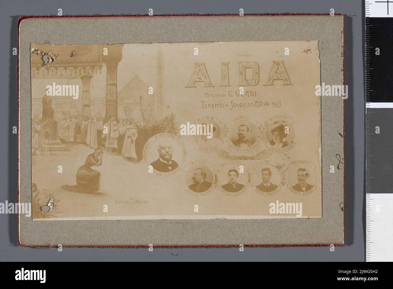 Foto des Plakats, das die Inszenierung von Giuseppe Verdis Oper `Aida` in der Sommersaison 1903 im Teramo anwirbt, mit fotografischen Porträts des Dirigenten Vincenzo Lombardi und Sängern, die die Hauptrollen aufführen: Maria Grisi, Francesco Albiach, Ma?????????????? Unbekannt, Fotograf Stockfoto